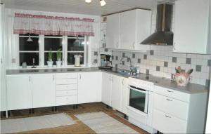 Kuchyň nebo kuchyňský kout v ubytování Nice Apartment In Kungsbacka With 4 Bedrooms And Wifi