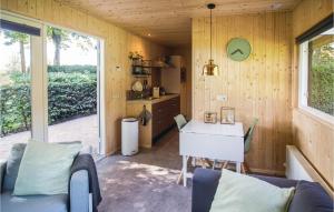 BruchterveldにあるLovely Home In Bruchterveld With Kitchenのリビングルーム(テーブル、椅子付)、キッチン