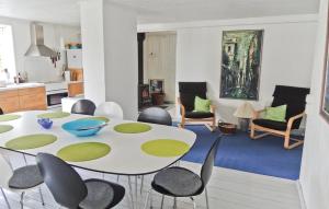 sala de estar con mesa y sillas en Gorgeous Home In Lammhult With House Sea View, en Asaryd