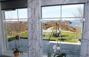 SveioにあるNice Home In Sveio With 2 Bedrooms And Wifiの水辺の景色を望む大きな窓