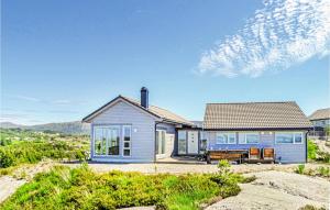 niebieski dom siedzący na plaży w obiekcie Gorgeous Home In Fitjar With House Sea View w mieście Fitjar