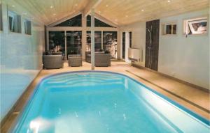 Bassenget på eller i nærheten av Stunning Home In Farsund With 4 Bedrooms, Private Swimming Pool And Indoor Swimming Pool