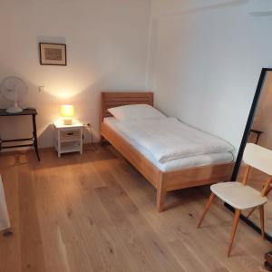 Ein Bett oder Betten in einem Zimmer der Unterkunft Schön Wohnen beim Stift Melk