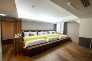 Postel nebo postele na pokoji v ubytování Metro Hotel Myeongdong