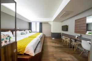 Postel nebo postele na pokoji v ubytování Metro Hotel Myeongdong