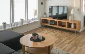 TV at/o entertainment center sa Cozy Home In Vena With House Sea View