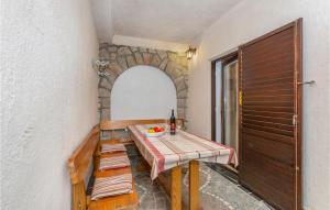 Posteľ alebo postele v izbe v ubytovaní 3 Bedroom Stunning Home In Omisalj