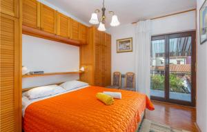 Posteľ alebo postele v izbe v ubytovaní 3 Bedroom Stunning Home In Omisalj