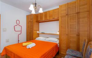 Posteľ alebo postele v izbe v ubytovaní 3 Bedroom Stunning Home In Omisalj