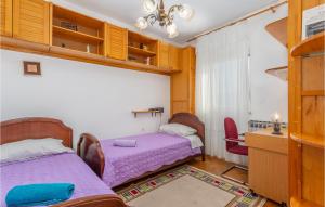Posteľ alebo postele v izbe v ubytovaní 3 Bedroom Stunning Home In Omisalj