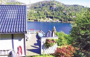 OsestadにあるAmazing Home In Lyngdal With 3 Bedroomsの水の見える家