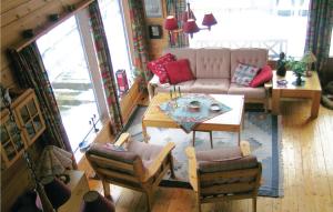 OsestadにあるAmazing Home In Lyngdal With 3 Bedroomsのリビングルーム(ソファ、テーブル、椅子付)