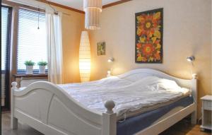 ビンメルビューにあるBeautiful Home In Vimmerby With 2 Bedroomsの白いベッド1台付きのベッドルーム1室(壁に絵画付)