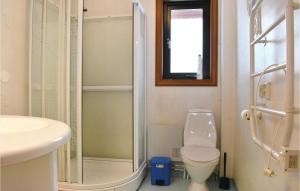 ビンメルビューにあるTwo-Bedroom Holiday Home In Vimmerbyのシャワー、トイレ、洗面台を備えたバスルーム