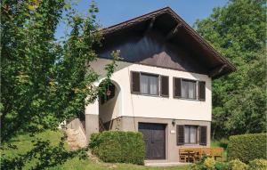 ein weißes Haus mit braunem Dach in der Unterkunft Stunning Home In Moschendorf With 1 Bedrooms in Moschendorf