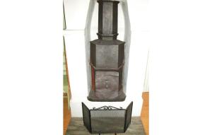 une lanterne en fer noir posée sur le sol dans l'établissement Holiday Home Rådetorps Gård Storfors, à Rådetorp