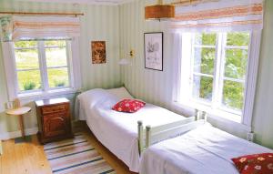 une chambre avec deux lits et deux fenêtres dans l'établissement Holiday Home Rådetorps Gård Storfors, à Rådetorp 6 autres photos