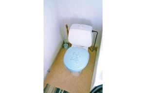 ein Badezimmer mit einem blauen WC in einer Ecke in der Unterkunft Stunning Home In Storfors With 1 Bedrooms in Rådetorp
