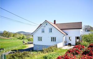 ValevågにあるNice Home In Valevg With 4 Bedrooms And Wifiの花畑白家