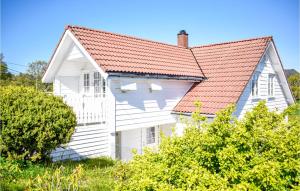 una casa blanca con techo rojo en Lovely Home In Valevåg With Wifi, en Valevåg 15 fotos más
