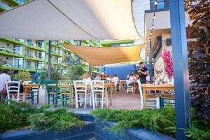 En restaurant eller et andet spisested på Blacksearama Apartment- Spa, pools and parking