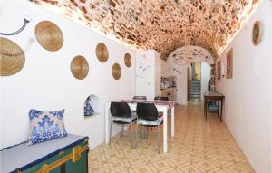 cocina y comedor con mesa y sillas en 1 Bedroom Amazing Apartment In Sanremo im, en Villa San Secondo