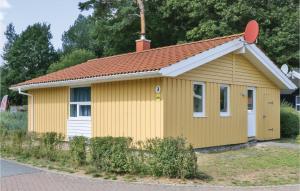 プリヴァルにあるFrische Brise 3 - Dorf 2の赤屋根の小黄色い家