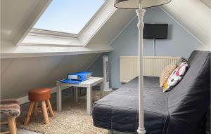 Habitación con cama y mesa con lámpara. en Gorgeous Home In Bunschoten-spakenb, With Kitchen en Bunschoten