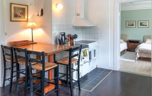 Ett kök eller pentry på Nice Home In Mantorp With Kitchen