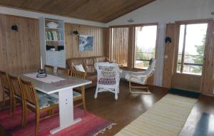 un soggiorno con tavolo, sedie e divano di Awesome Home In Nvekvarn With Kitchen a Nävekvarn