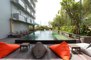 una piscina en medio de un edificio en HARRIS Hotel Kuta Galleria - Bali, en Kuta