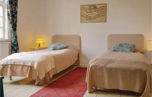 Säng eller sängar i ett rum på Nice Home In Mantorp With Kitchen