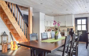eine Küche und ein Esszimmer mit einem Holztisch und Stühlen in der Unterkunft Gorgeous Home In Jsenfjorden With House A Mountain View in Gullingen
