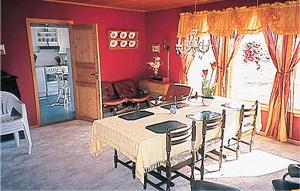a dining room with a table and chairs in a room at Beautiful Home In Agdenes With 3 Bedrooms in Selva