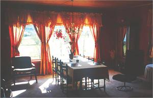 jadalnia ze stołem i krzesłami oraz oknem w obiekcie Beautiful Home In Agdenes With 3 Bedrooms w mieście Selva