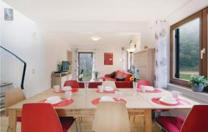 ein Esszimmer mit einem Tisch und roten Stühlen in der Unterkunft Ferienhaus 14 In Kirchheim in Kemmerode