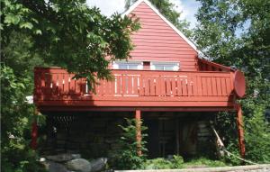 een rood huis met een terras erop bij Beautiful Home In lvik With 2 Bedrooms in Ytre Ålvik