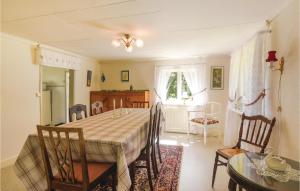 comedor con mesa y sillas en 2 Bedroom Beautiful Home In Hunnebostrand en Hunnebostrand