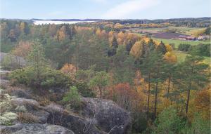 フンボストランドにあるNice Home In Hunnebostrand With 2 Bedrooms And Wifiの紅葉の丘