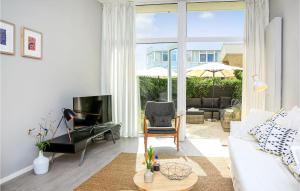 ein Wohnzimmer mit einem weißen Sofa und einem Tisch in der Unterkunft Sandbanks in Bergen aan Zee