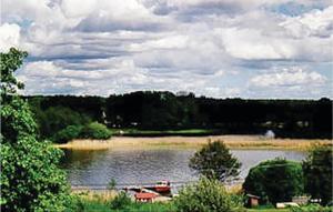 un lac avec un bateau au milieu dans l'établissement Cozy Home In Strngns With Kitchen, à Aspö