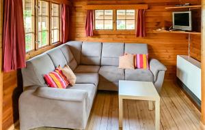 sala de estar con sofá y mesa en Mamet, en Waldbillig