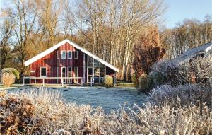 un granero rojo en medio de un bosque en Cozy Home In Rechlin With Wifi, en Rechlin