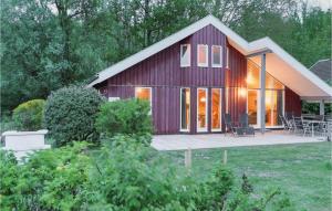 un granero rojo con mesas y sillas en un patio en Cozy Home In Rechlin With Wifi, en Rechlin 26 fotos más