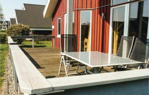 Una mesa de cristal en una terraza junto a una casa. en Cozy Home In Rechlin With Wifi, en Rechlin