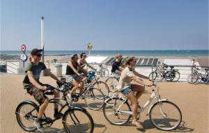 オーステンデにあるElisabethの海岸自転車に乗る人々