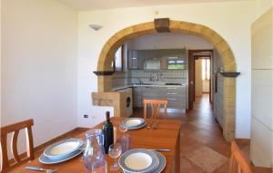 Kuchyň nebo kuchyňský kout v ubytování Amazing Apartment In San Vero Milis