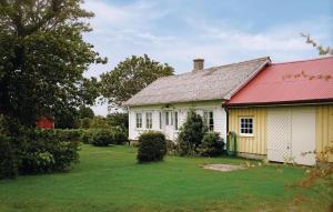 ein weißes Haus mit einem roten Dach und einem Hof in der Unterkunft Beautiful Home In Vanse With Kitchen in Vanse