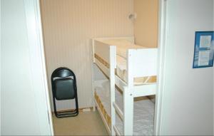 ブラネースにあるAmazing Apartment In Sysslebck With 2 Bedroomsの小さなお部屋で、二段ベッド2組が備わります。