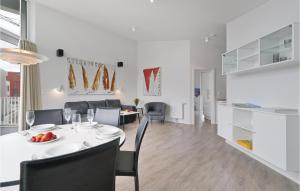Un comedor y una sala de estar con mesa y sillas. en Dünenvilla 21, Whg 10, en Travemünde